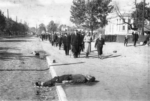 Babi-Yar%20Corpses%20on%20the%20sidewalk.%20Location%20is%20%20the%20right%20side%20of%20Pobeda%20Avenue.jpg