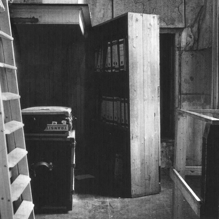 http://www.holocaustresearchproject.org/nazioccupation/images/bookcase%20-%20secret%20annexe.jpg