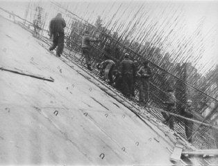 Prisoners at forced labor constructing the new Dachau satellite camp of Weingut I in Mhldorf . Germany, 1944