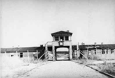 http://www.holocaustresearchproject.org/othercamps/images/Original%20entrance%20to%20the%20Gross-Rosen%20camp.jpg